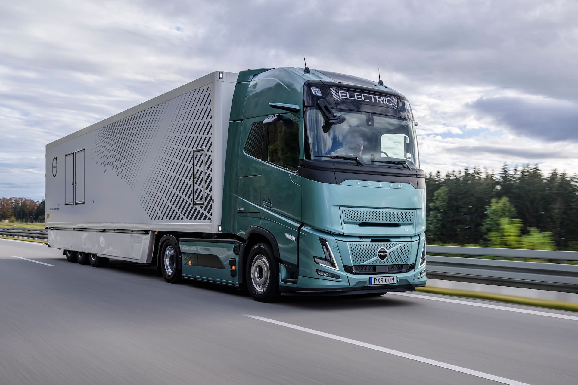 Cover Image for Volvo Trucks startet mit Elektro-Lkw beim E-Cannonball