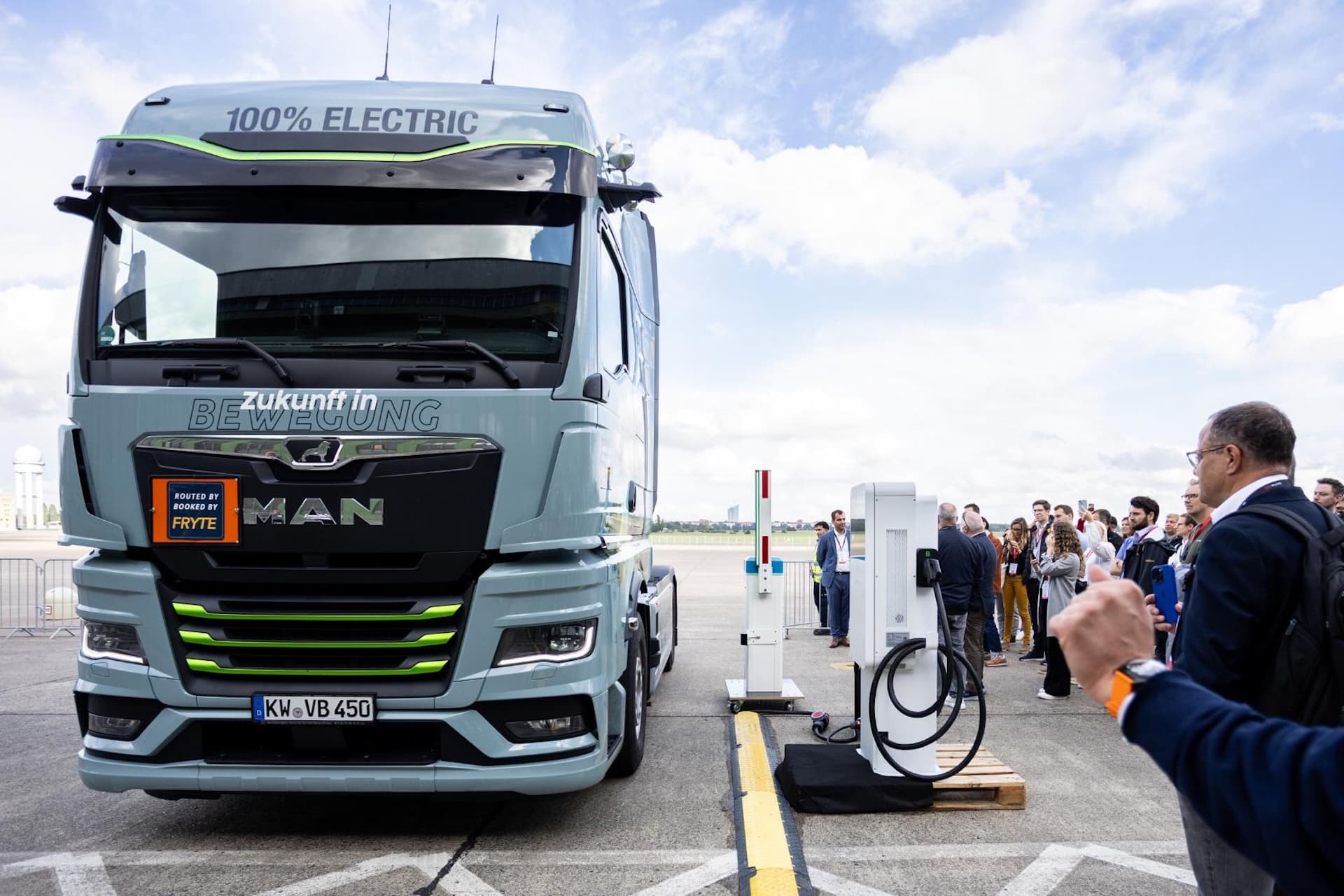 Cover Image for Fryte Mobility zeigt ersten E-Lkw-Ladevorgang mit automatisierter Reservierung