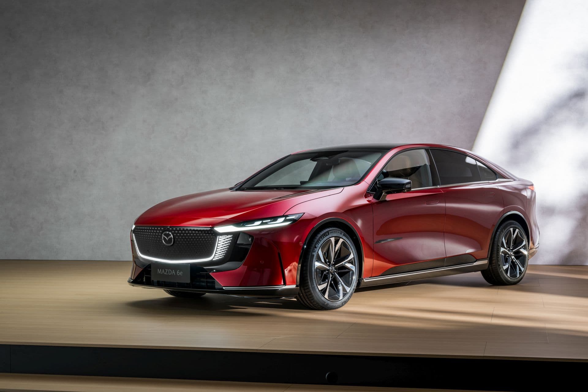 Cover Image for Mazda baut Fabrik für zylindrische Lithium-Zellen in Japan