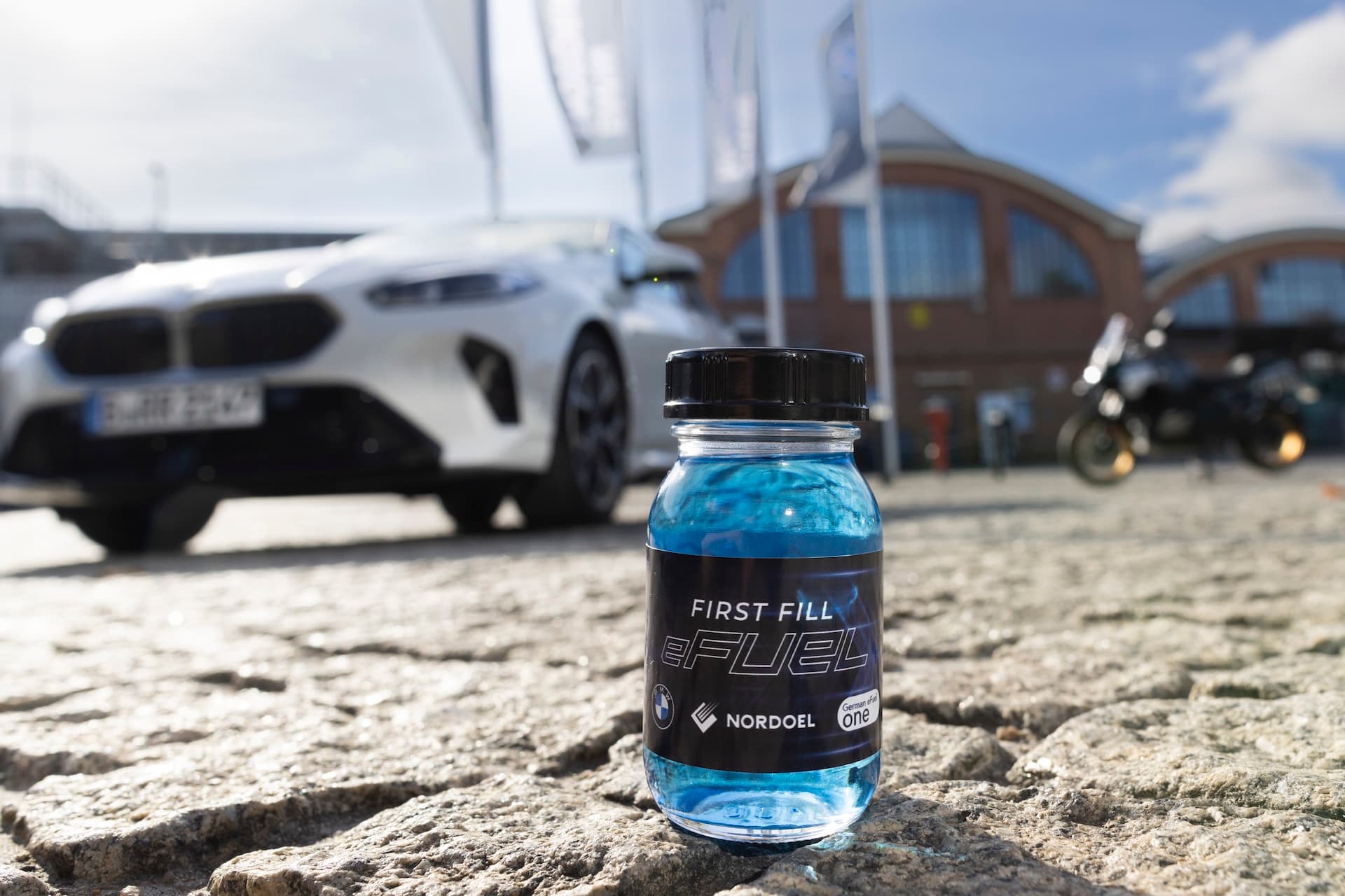 Cover Image for BMW füllt Verbrenner-Neuwagen ab 2028 mit E-Fuels