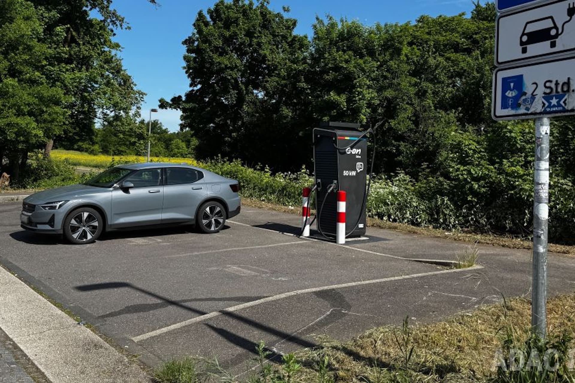 Cover Image for Laden an der Autobahn: E-Fahrer finden vielfach schlechte Bedingungen vor