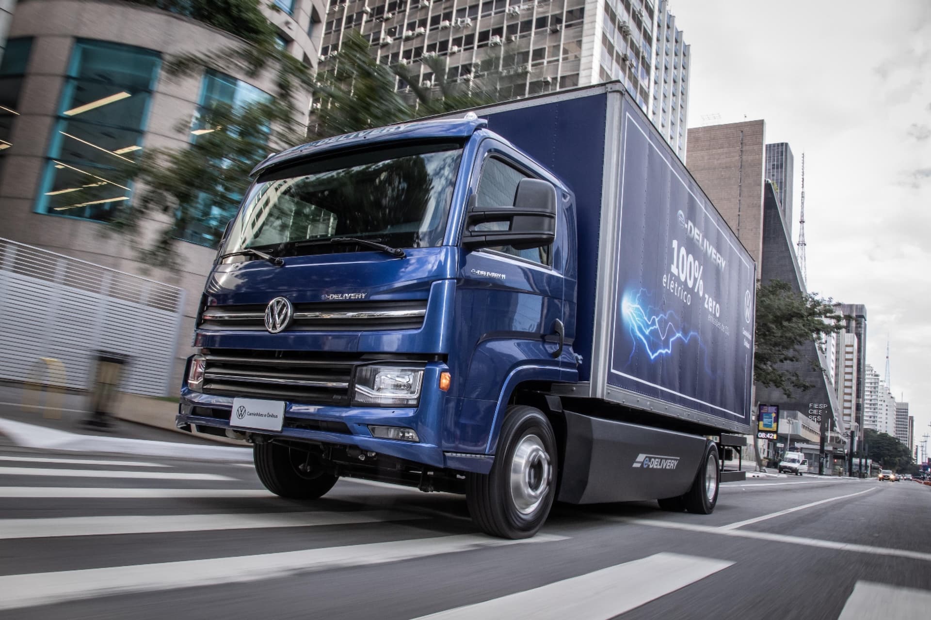 Cover Image for Traton, VW und Partner bauen Ladekorridor für E-Lkw in Brasilien auf