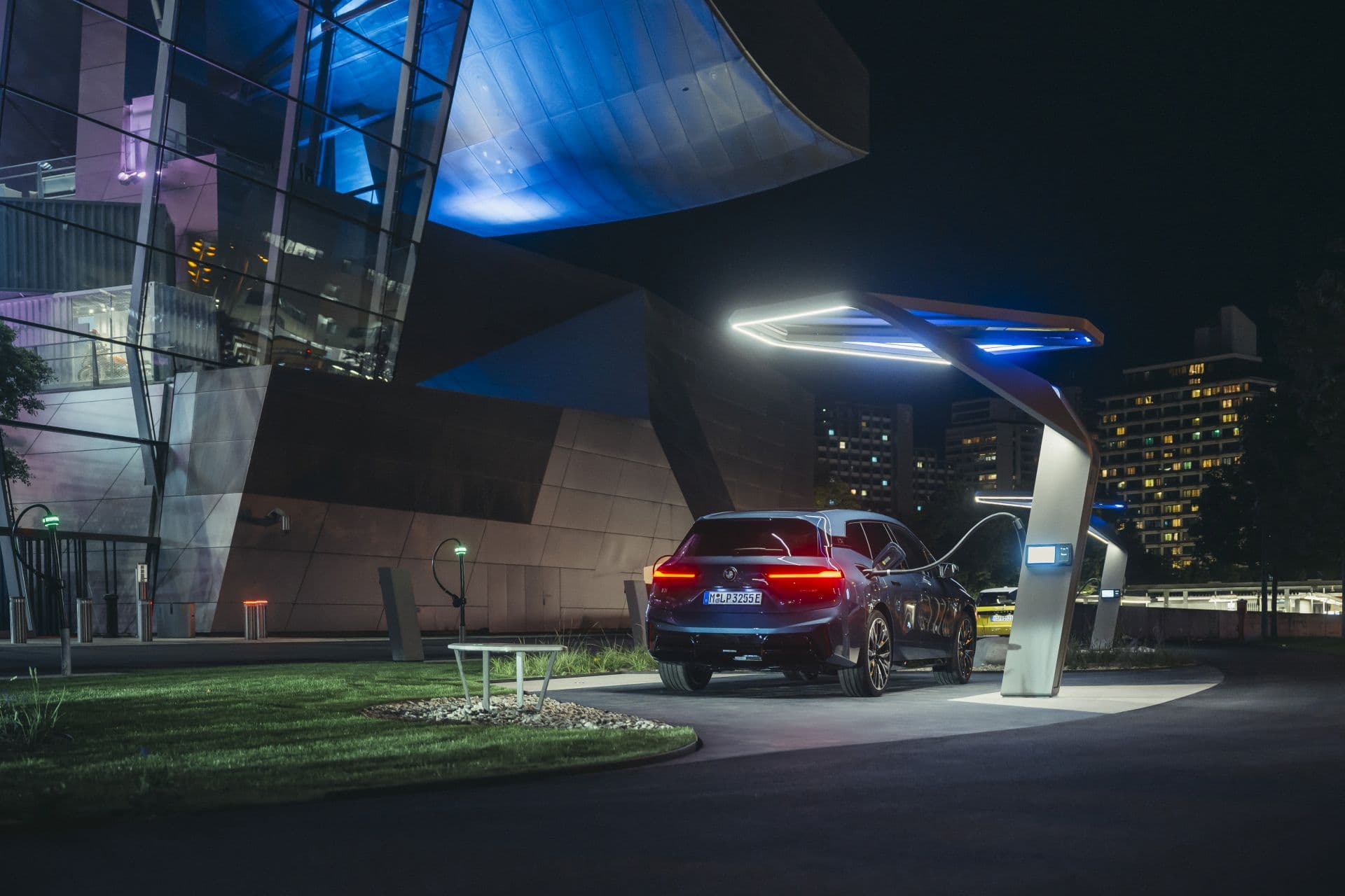 Designworks baut neuen Ladepark an BMW-Welt München
