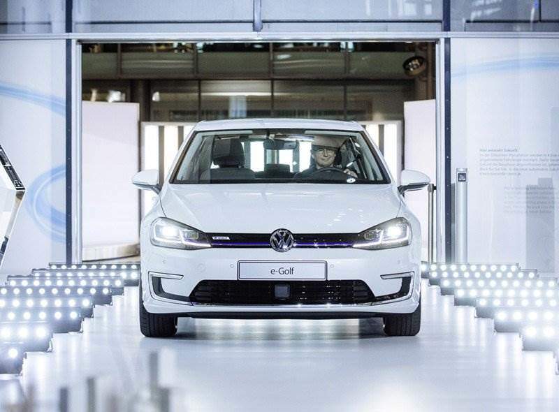 Cover Image for VW fertigt neuen e-Golf ab April 2017 in der Gläsernen Manufaktur in Dresden