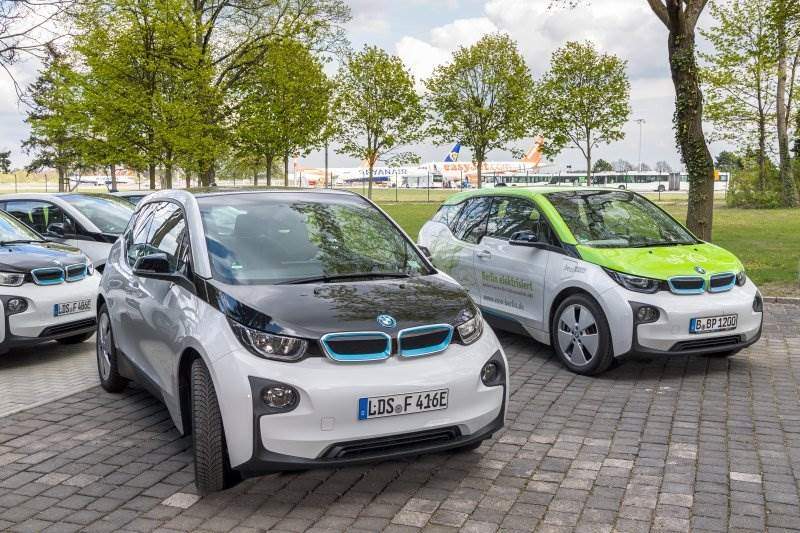 30 BMW i3 an Berliner Flughäfen ausgeliefert