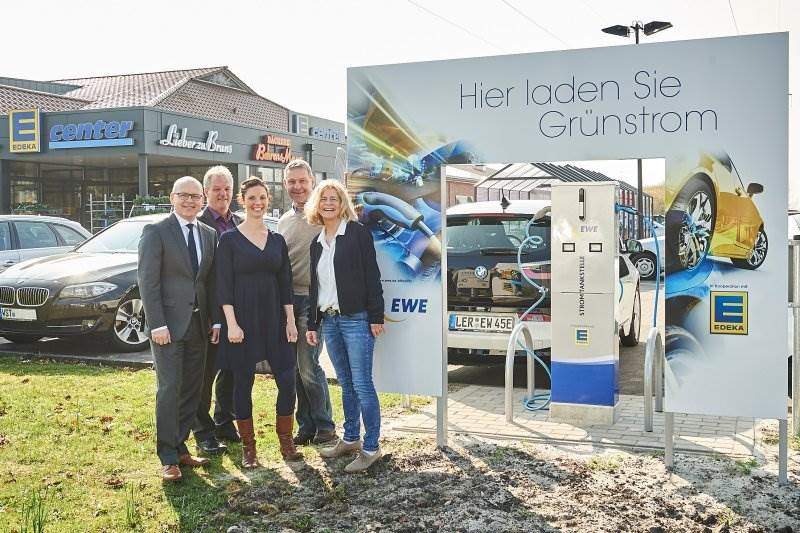 EWE rüstet 60 Supermarktstandorte von Edeka mit Stromtankstellen aus