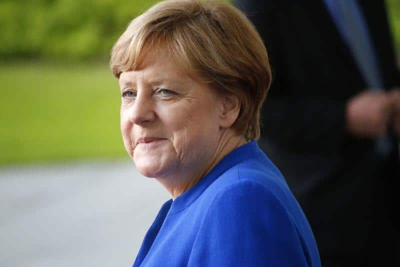 Angela Merkel erwartet sprunghaften Anstieg bei Verkäufen von Elektroautos