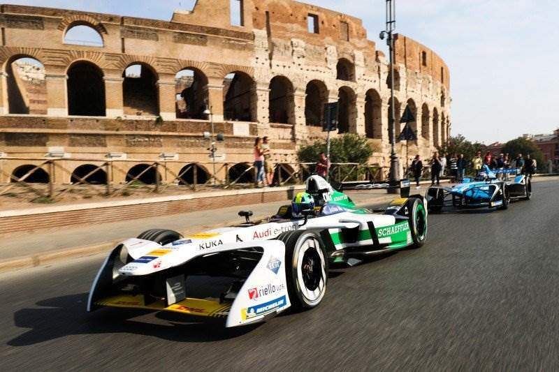 Cover Image for Lucas di Grassi und der Audi e-tron FE04 haben Rom elektrisiert