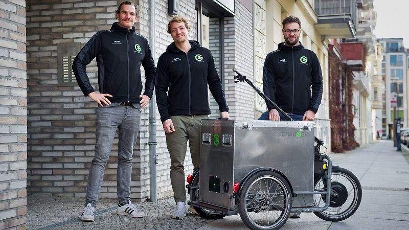 Dieser Fahrradanhänger setzt Elektroautos unter Strom