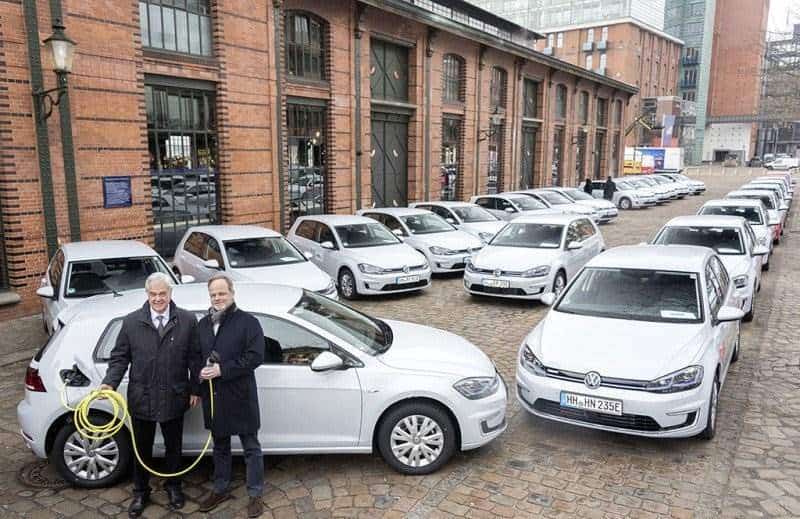 VW übergibt auf einen Schlag 50 e-Golf in Hamburg