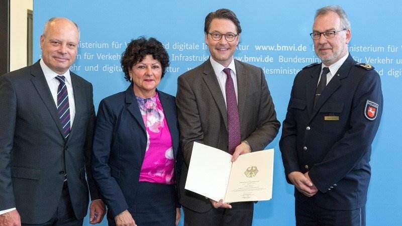 BMVI überreicht erste Förderbescheide Elektromobilität u.a. für Deutsche Post und Polizei Niedersachsen