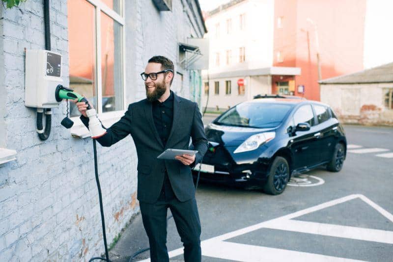 Cover Image for Alternativen zum Stecker: Elektroautos ohne Kabel aufladen