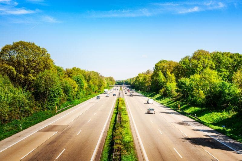 Cover Image for Grüner Verkehrsexperte: „Deutsche Automobilindustrie muss auf Elektromobilität umstellen“