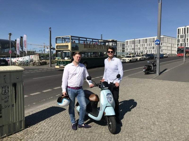 Simple eScooter: 100 Kilometer Reichweite, entnehmbarer Akku für unter 2.000 Euro
