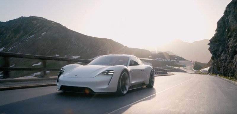 Cover Image for Porsche Taycan auf Bergstraßen unterwegs…