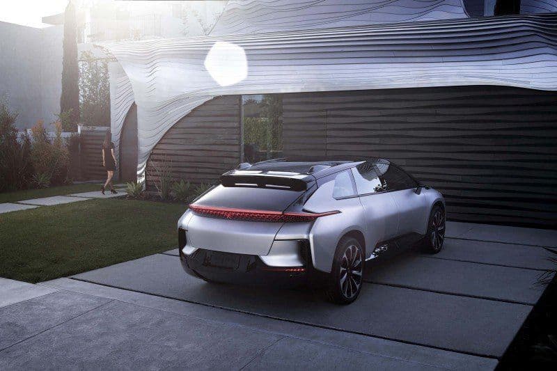 Cover Image for Faraday Future: Mitgründer verlässt das Unternehmen, Mitarbeiter gehen in Zwangsurlaub – keine Besserung in Sicht
