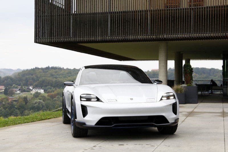 Porsche spart kräftig für E-Mobilitätsoffensive