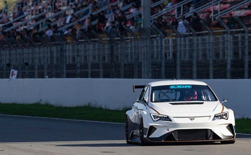 Cover Image for Rennfahrer Jordi Gené zeigt uns was der Elektro-Rennwagen CUPRA e-Racer leistet