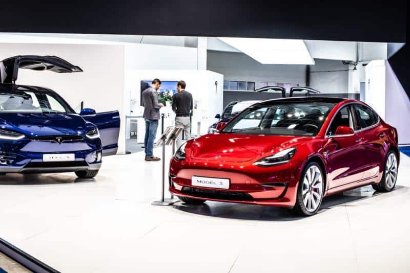 Tesla streicht Stellen und baut gleichzeitig Model 3-Produktion weiter aus