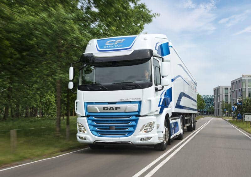 DAF Trucks liefert einen mit VDL-E-Antrieb bestückten Kühlsattelzug aus