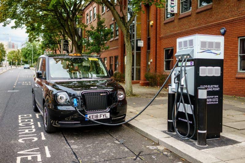 Cover Image for Großbritannien investiert Millionen Pfund in Ladeoffensive für Taxis im eigenen Land