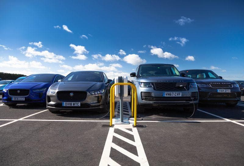Jaguar Land Rover stattet Entwicklungszentrum Gaydon mit kostenlos nutzbaren Ladestationen aus