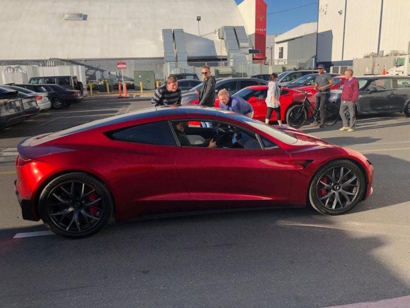 Tesla Roadster: Stippvisite bei Premiere des Tesla Model Y