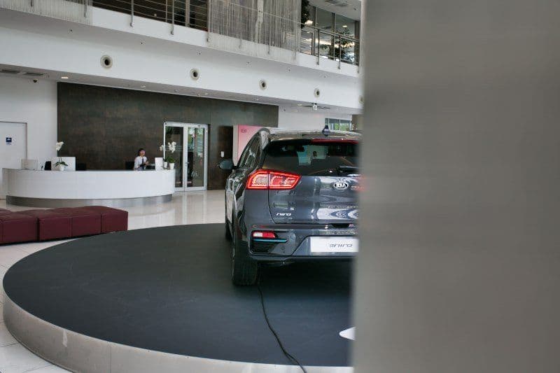 Cover Image for Steffen Cost, KIA zu aktuellen Lieferzeiten: „Wir sind in der Lage zu bauen, wenn wir den genügend Batteriekapazitäten extern dazu bekommen.“