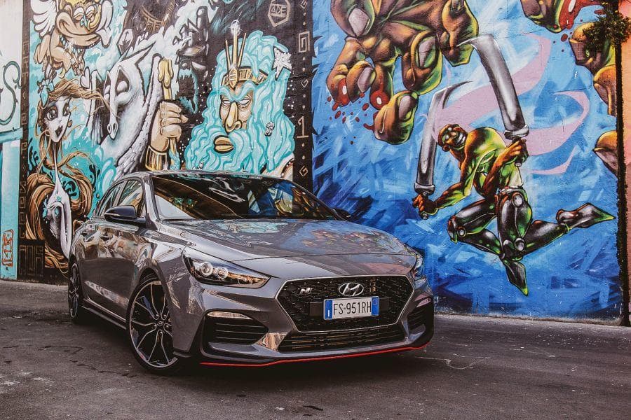 Cover Image for Hyundai und KIA bringen mit RIMAC Elektrosportwagen auf die Straße