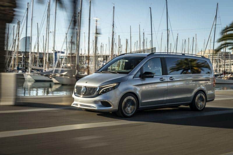Mercedes-Benz Concept EQV auf erster Fahrt durch Barcelona