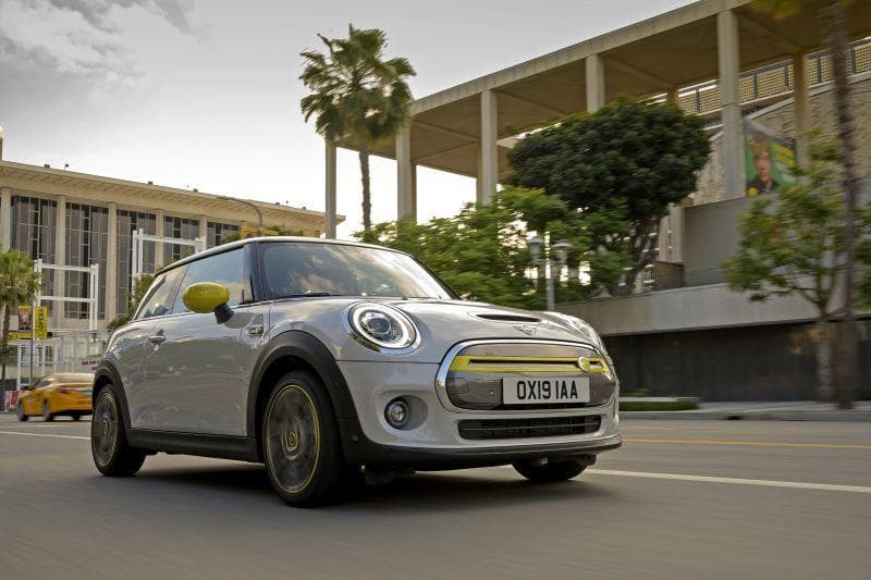 Cover Image for Elektrischer MINI Cooper SE feiert Premiere: Ab 32.500 Euro mit 135 kW/ 184 PS und einer Reichweite von 235 km