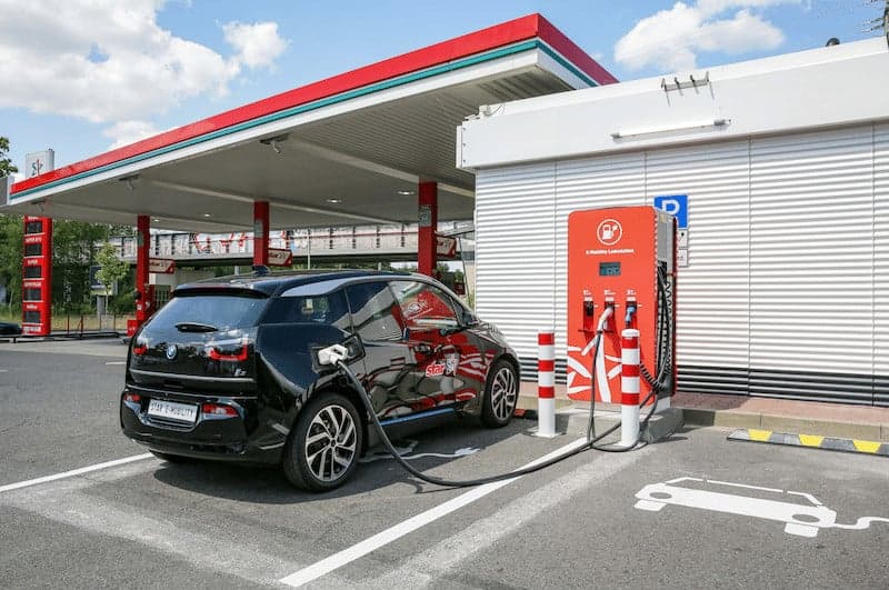 Erste Star-Tankstellen mit Elektroauto-Schnellladesäulen ausgestattet