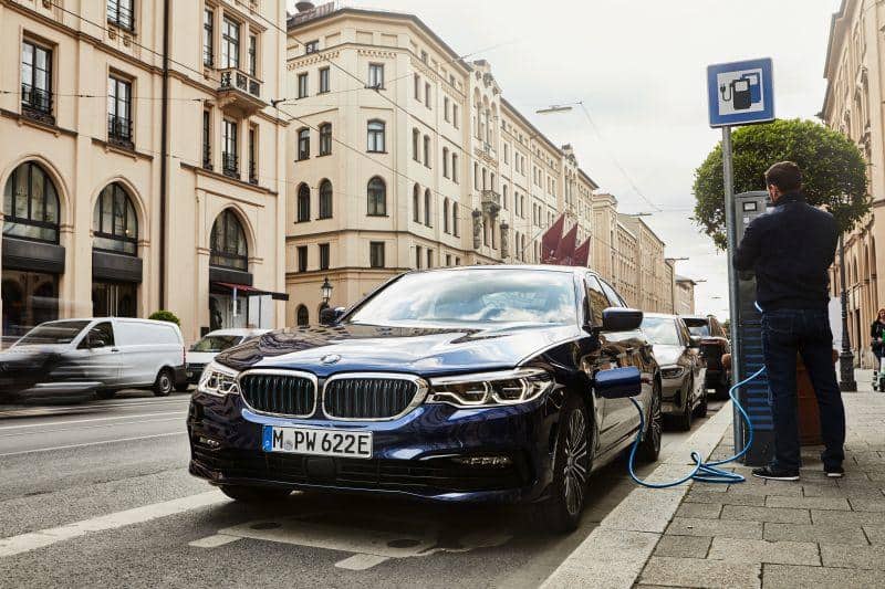 BMW 530e Limousine PHEV gegenüber BMW 530i Limousine bis zu 47% CO2-Vorteil in Umweltbilanz