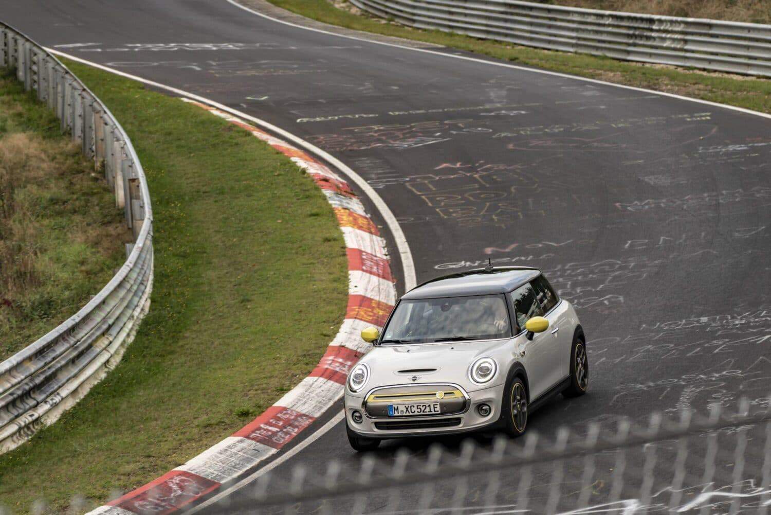 MINI Cooper SE stellt sich der „Grünen Hölle“ im Green Mode