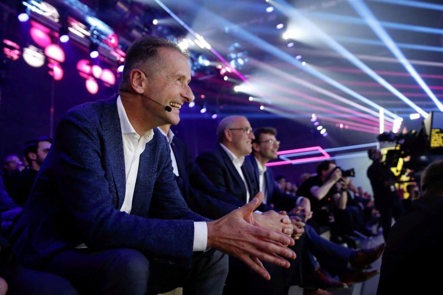 VW-Chef Diess meint, „dass Hybride für lange Zeit eine Rolle spielen werden“