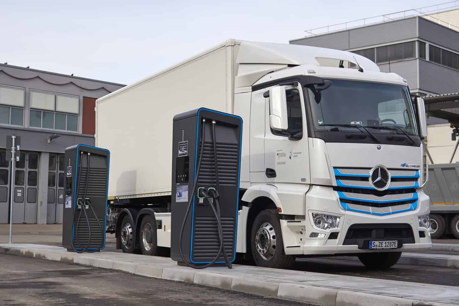 Cover Image for Daimler Trucks startet weltweite Initiative für Elektro-Lkw-Ladeinfrastruktur