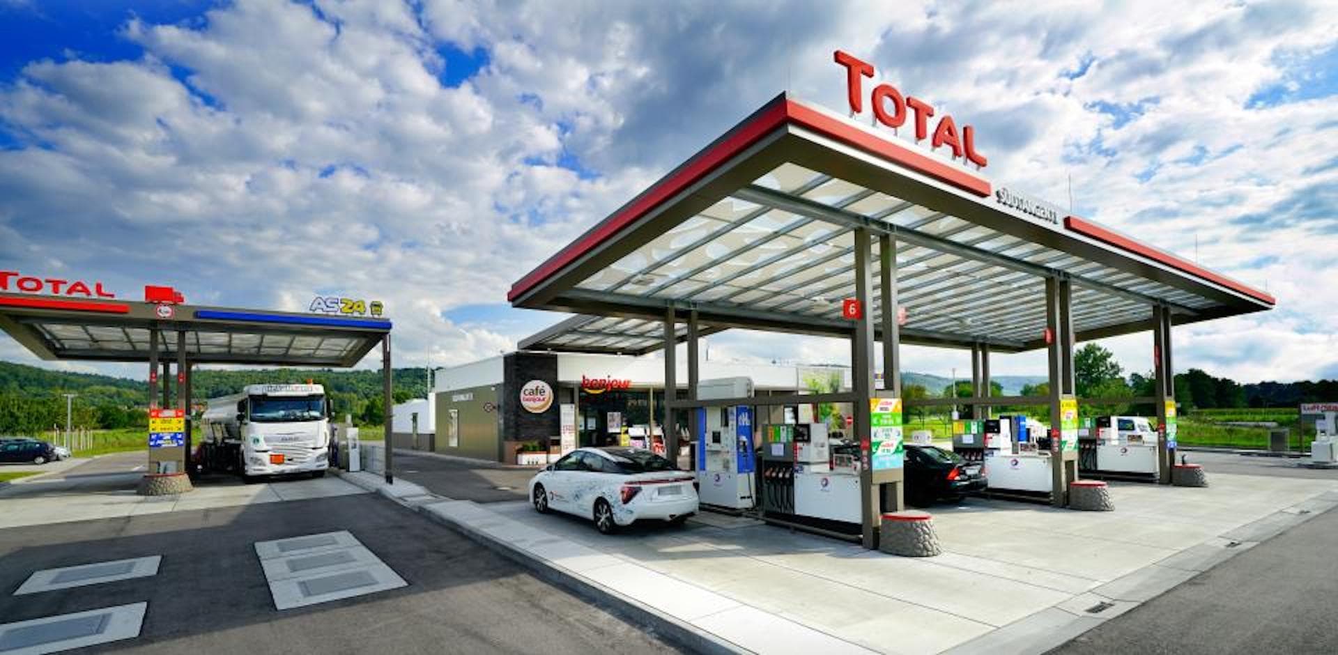Total plant 70 Ultraschnelllade-Standorte an Deutschlands Autobahnen
