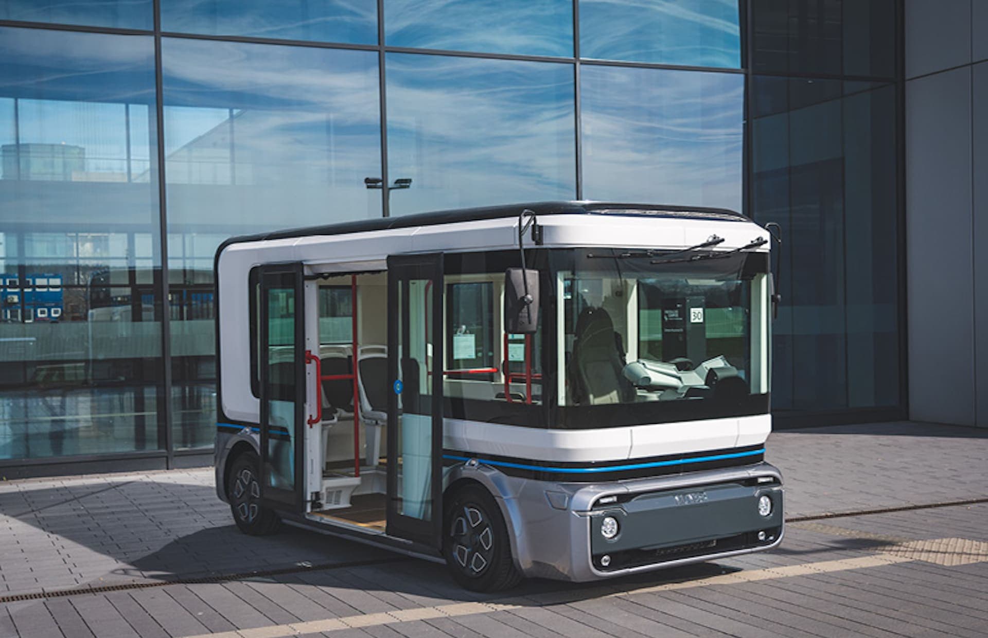 Cover Image for UrbanMove und MOQO bringen rein elektrischen Ruftaxi-Kleinbus auf die Straße