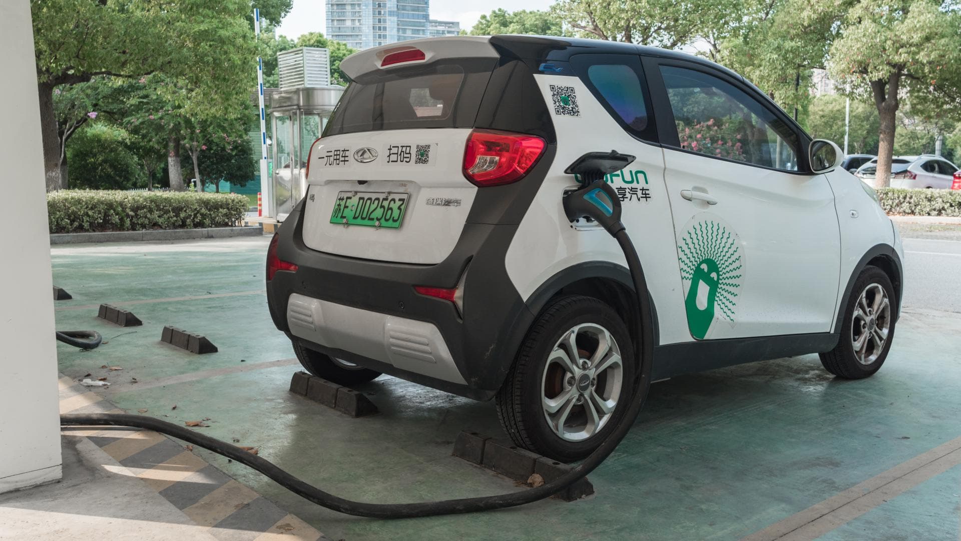 Cover Image for Chinas staatliche Energiekonzerne treiben Ladenetz-Offensive voran