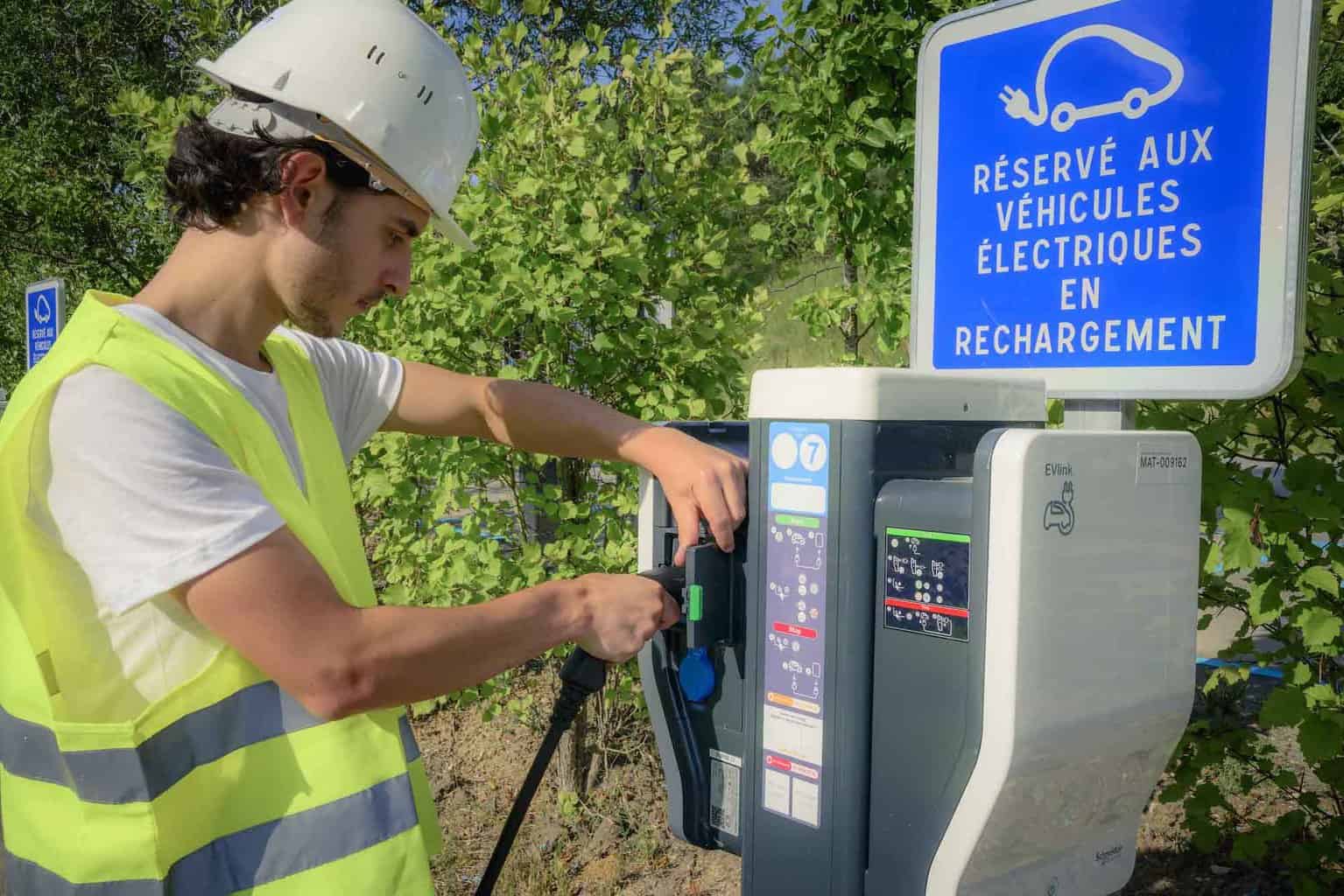 Cover Image for Renault gründet Ladelösung-Komplettanbieter Elexent