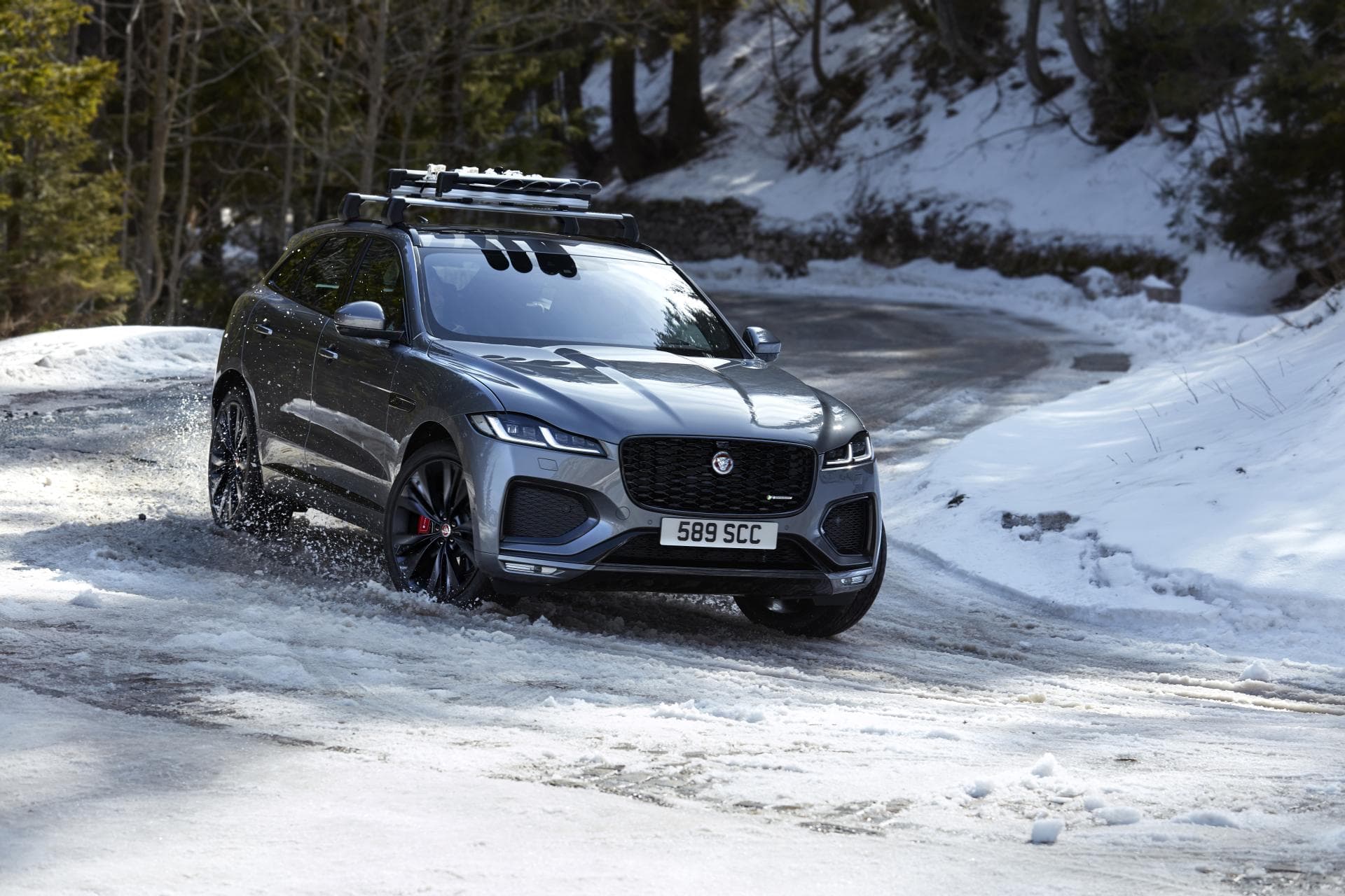 Cover Image for Jaguar F-PACE präsentiert sich mit neuem Design und Plug-In-Hybrid-Antrieb