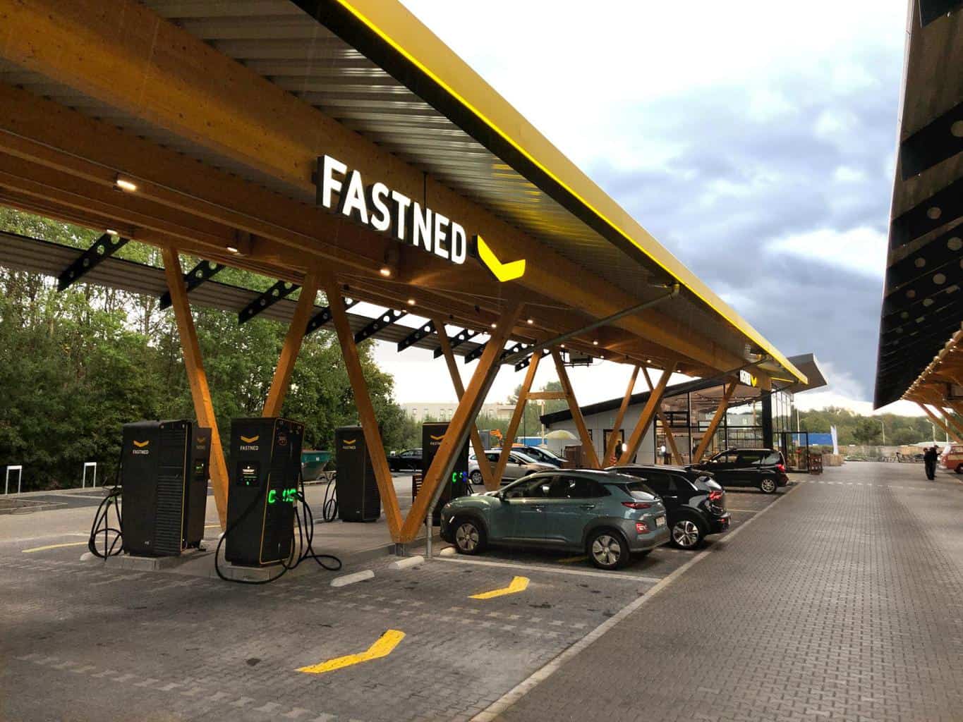Fastned, Tesla und Seed & Greet eröffnen Deutschlands größten Ladepark