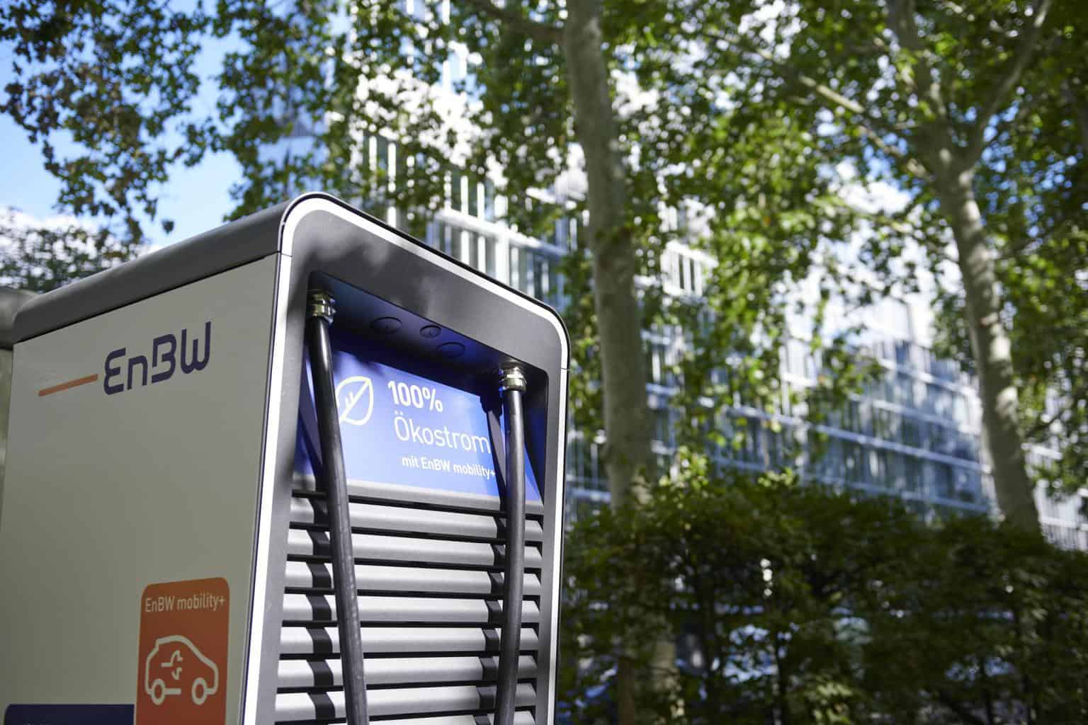 Cover Image for EnBW verspricht: Zukünftig Schnellladesäulen für E-Autos an toom Baumärkten