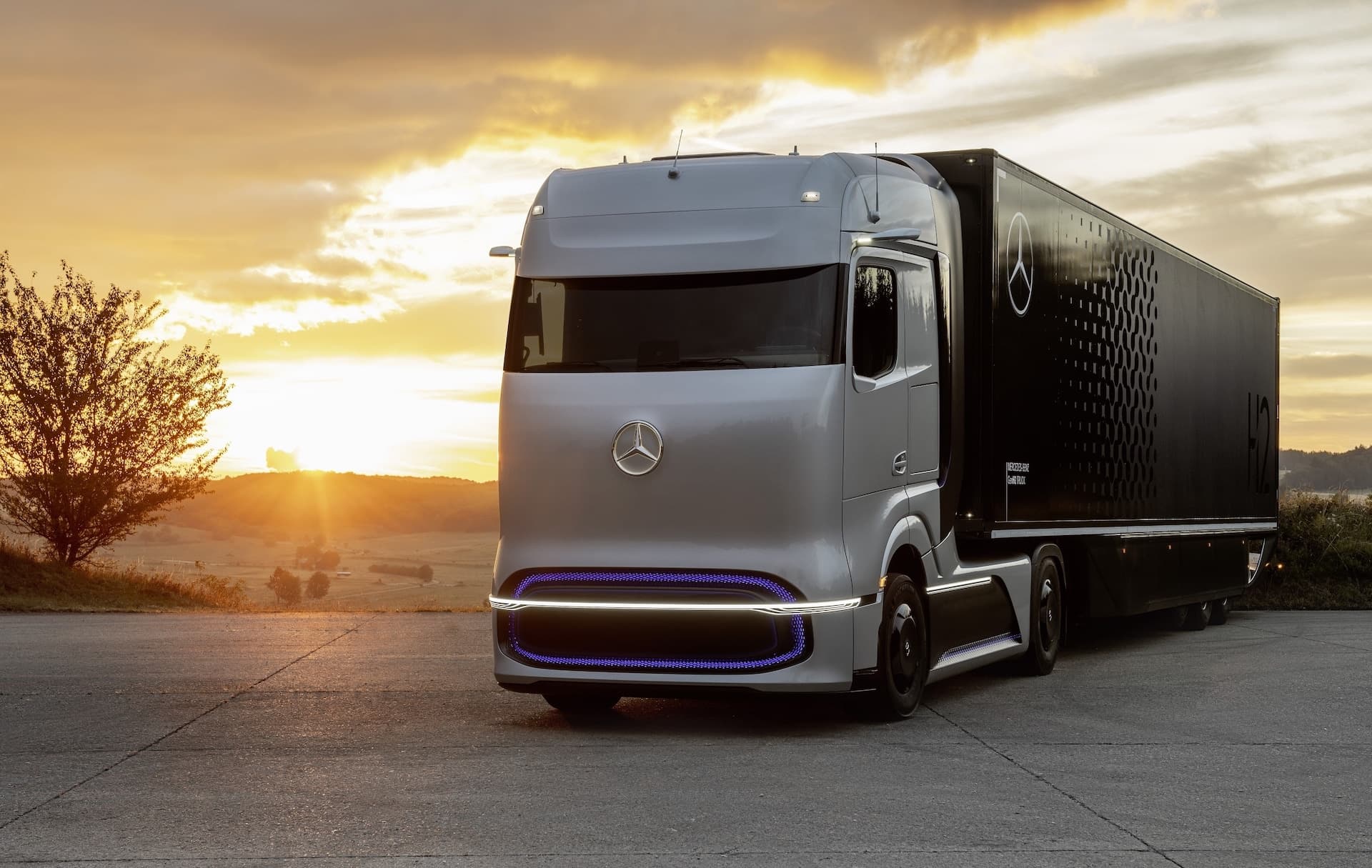 Linde und Daimler Truck kooperieren bei Wasserstoff-Tankstellen für Lkw