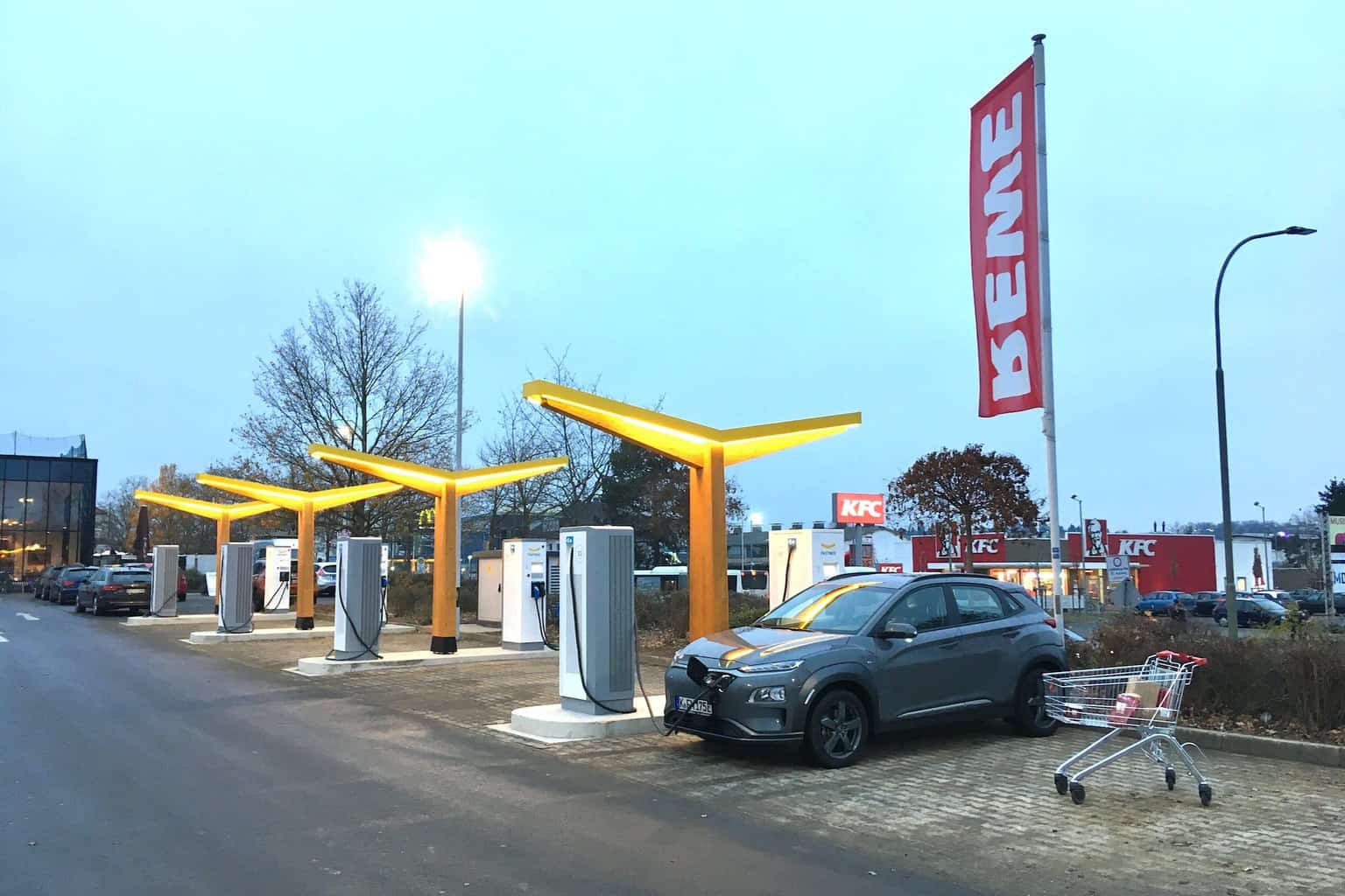 Cover Image for Fastned eröffnet Schnellladestationen an REWE-Supermärkten