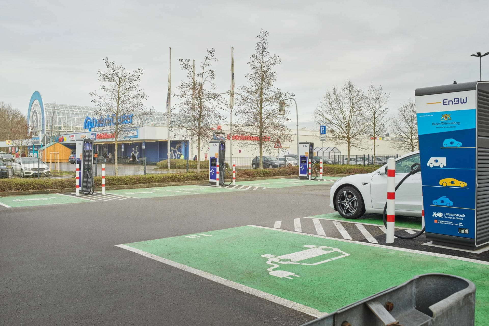 Cover Image for EnBW Schnellladepark in Karlsruhe: 12 Ladepunkte mit bis zu 300 kW Ladeleistung