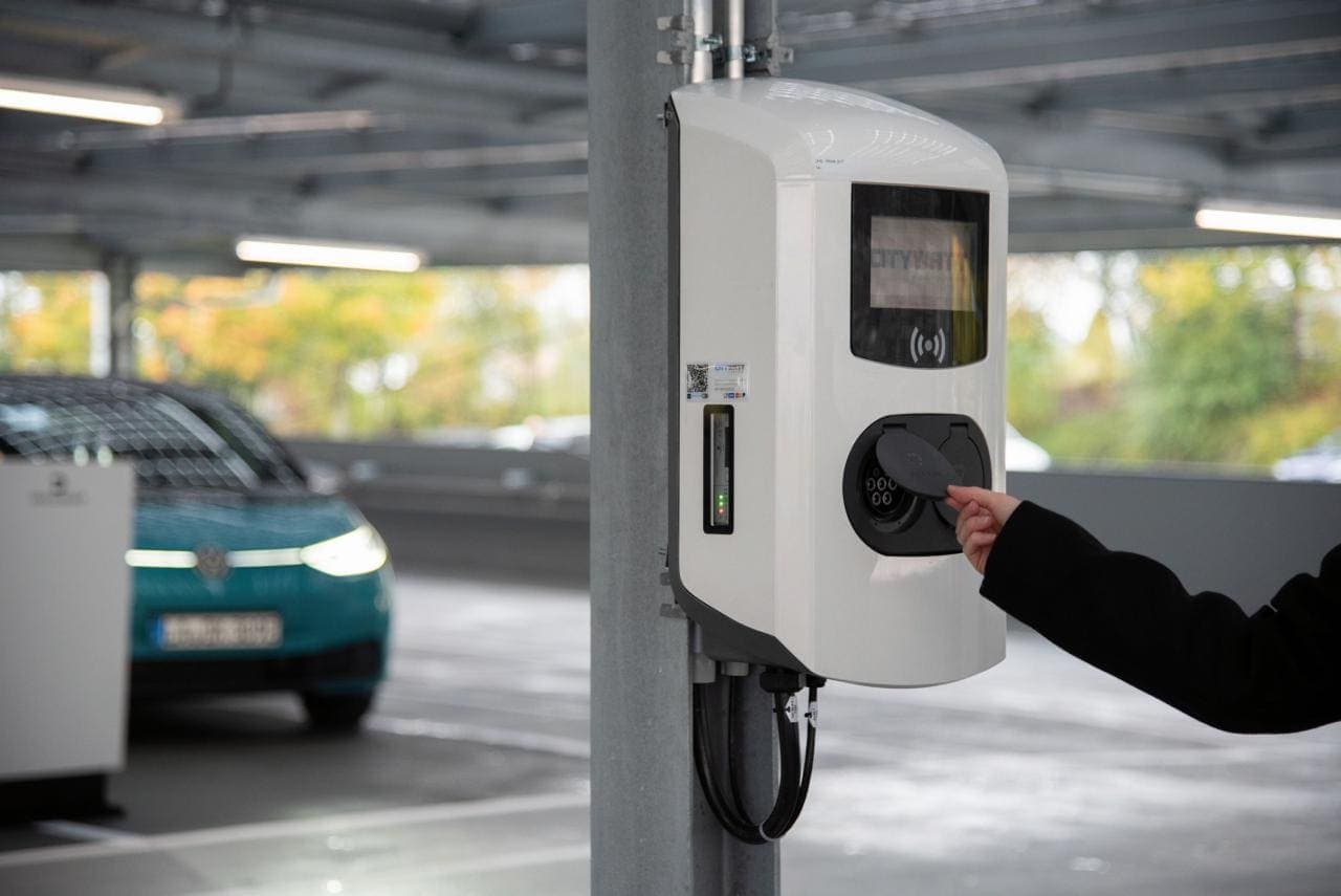 Cover Image for Dräxlmaier setzt auf 350 Ladepunkte; gespeist aus Sonnenenergie