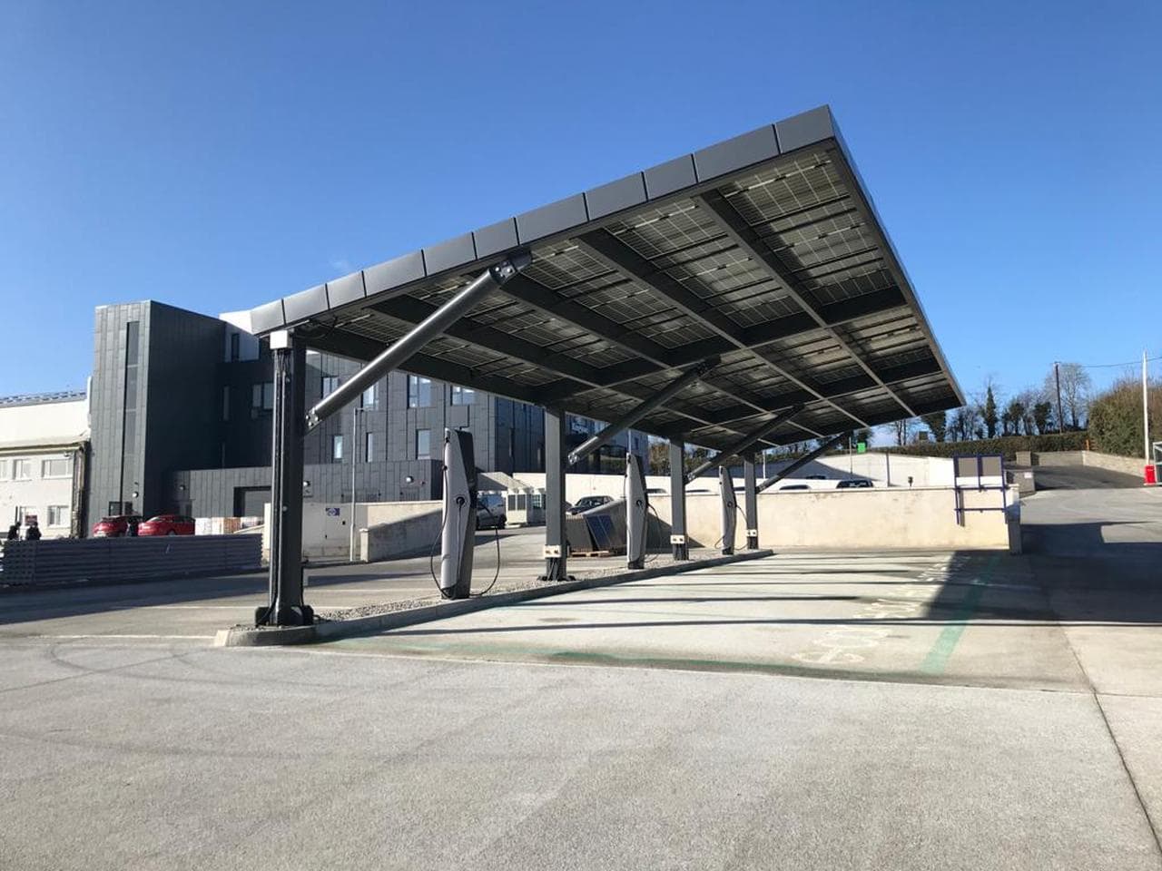 Cover Image for Baustoff-Gigant plant Ladenetz für eigene E-Auto-Flotte