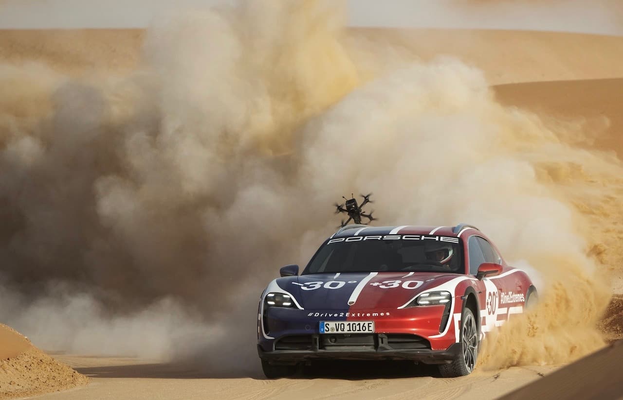 Ein driftender Porsche Taycan Turbo Cross Turismo zwischen Eis und Wüste
