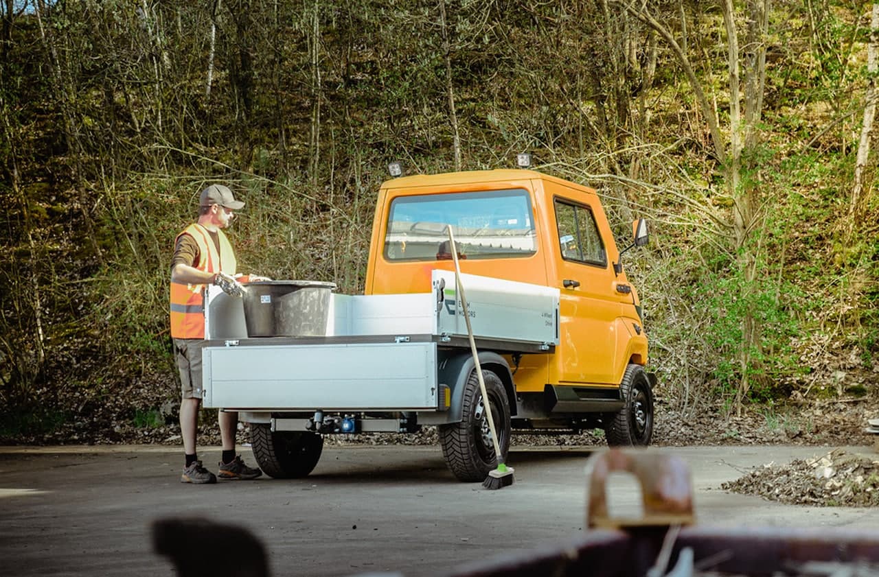 Evum feiert erfolgreichen Serienstart des vielseitigen E-Transporters aCar